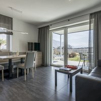 Apartment Dolomiten: living and dining area