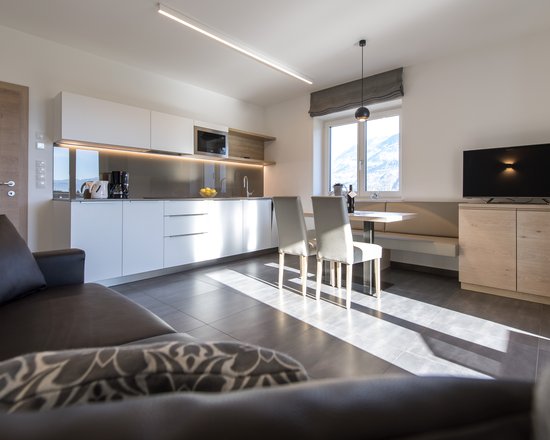 Apartment Dolomiten: kitchen with living area