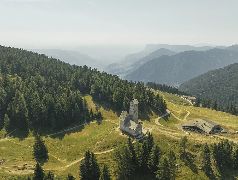 Das autofreie Vigiljoch hoch über Lana